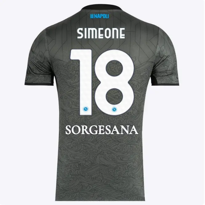 ssc-neapel-drittes-spieltrikot-20242025-18-giovanni-simeone-8050249811181-18 Kategorie | SSC Napoli Trikots für Wahre Fans