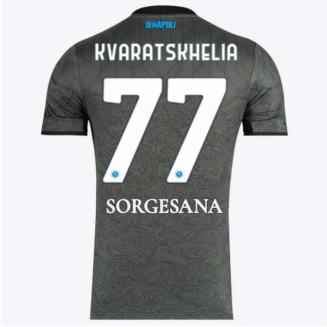 ssc-neapel-drittes-spieltrikot-20242025-77-khvicha-kvaratskhelia-8050249811181-77 Kategorie | SSC Napoli Trikots für Wahre Fans