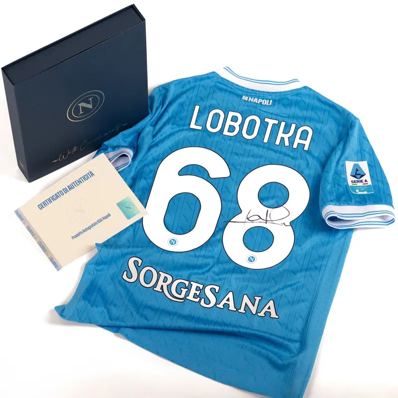 ssc-neapel-heimtrikot-20252026-signiert-von-lobotka-in-premium-box-autslbt2526 Kategorie | SSC Napoli Trikots für Wahre Fans