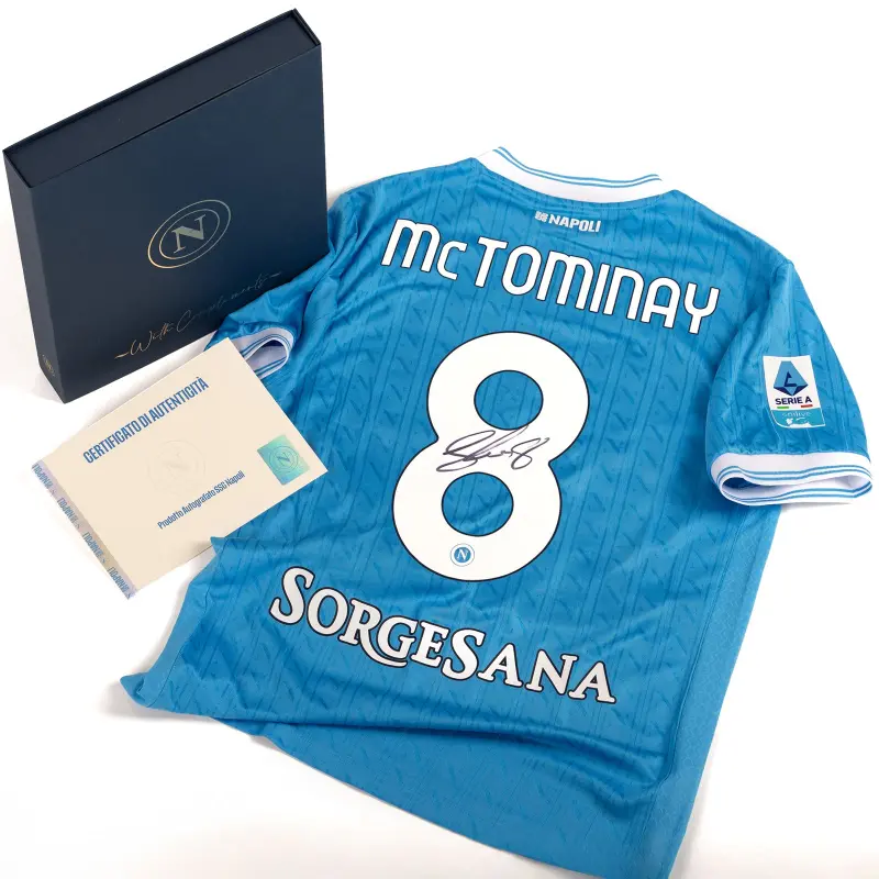 ssc-neapel-heimtrikot-20252026-signiert-von-mctominay-in-premium-box-autmct2526 Kategorie | SSC Napoli Trikots für Wahre Fans