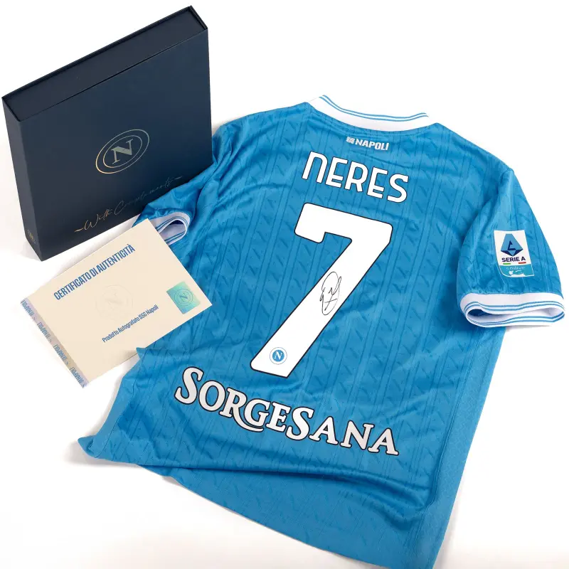 ssc-neapel-heimtrikot-20252026-signiert-von-neres-in-premium-box-autdnr2526 Kategorie | SSC Napoli Trikots für Wahre Fans